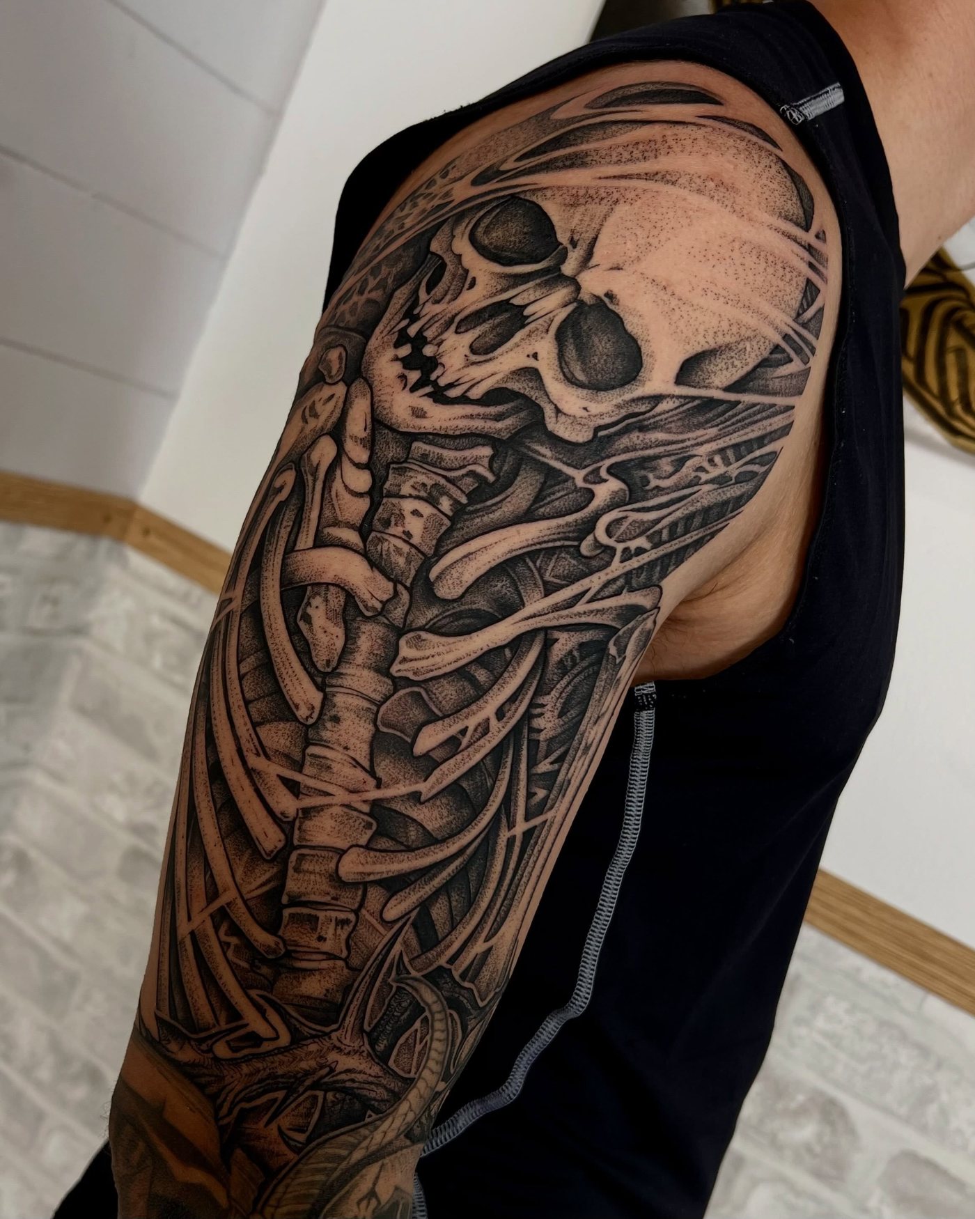 Manga de esqueleto em blackwork pontilhado no braço, no estúdio