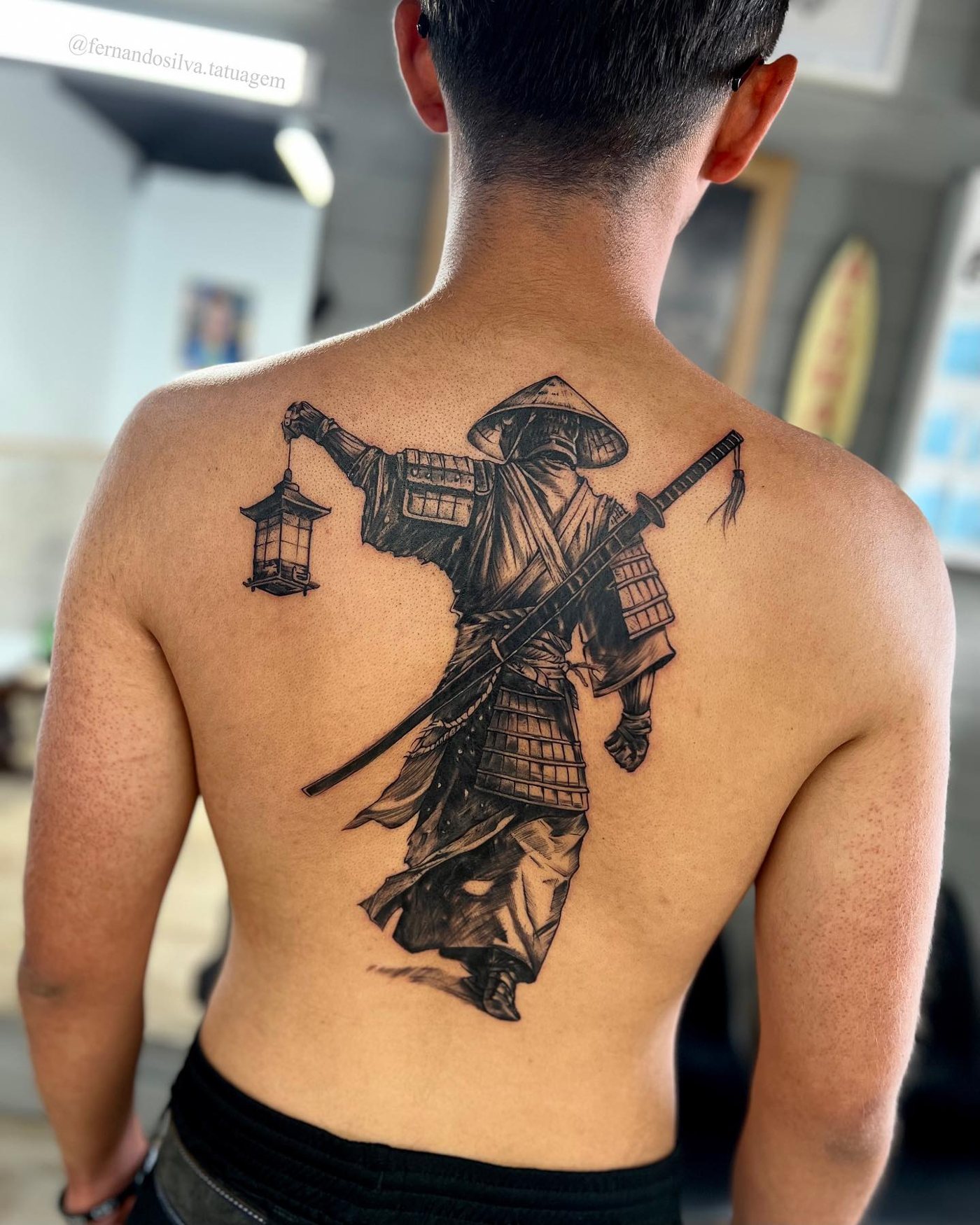 Tatuagem de samurai com lanterna nas costas, feita por Fernando Silva
